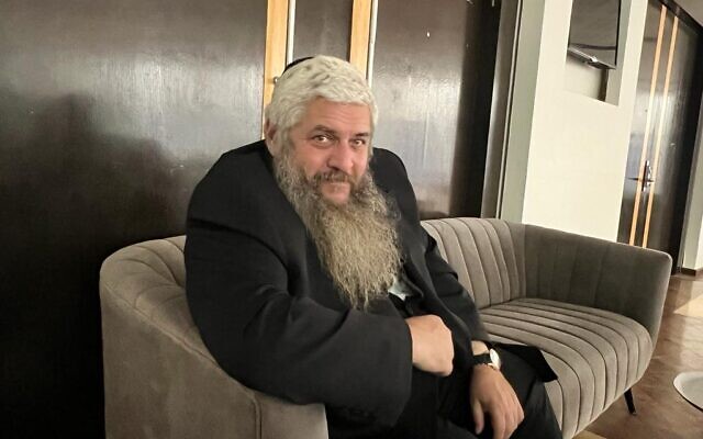 Le rabbin Moshe Azman à Jérusalem, le 1er décembre 2022 (Crédit: Lazar Berman/The Times of Israel)