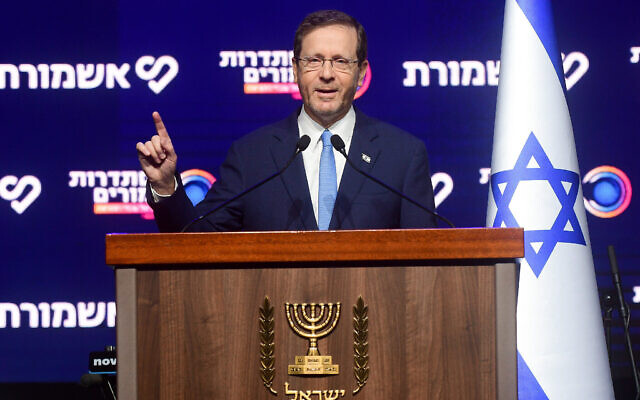 Le président Isaac Herzog s'adressant à la conférence sur l'éducation Ashmoret, à Tel Aviv, le 24 janvier 2023. (Crédit : Avshalom Sassoni/Flash90)