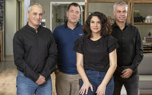 Les fondateurs de la startup israélienne Iguazio (de gauche à droite) Yaron Haviv, Yaron Segev, Orit Nissan-Messing et Asaf Somekh (Crédit : Yanai Yehcieli)