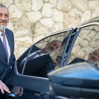 Le leader du Shas, Aryeh Deri, devant sa maison à Jérusalem, le 22 janvier 2023. (Crédit : Yonatan Sindel/Flash90)