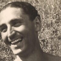 Fredy Hirsch, un juif allemand homosexuel qui a sauvé des enfants pendant la Shoah, est vu souriant sur une photo non datée. (Crédit : Archives Beit Terezin)
