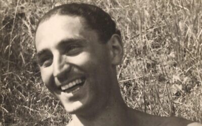 Fredy Hirsch, un juif allemand homosexuel qui a sauvé des enfants pendant la Shoah, est vu souriant sur une photo non datée. (Crédit : Archives Beit Terezin)