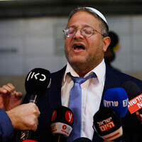 Le ministre de la Sécurité nationale Itamar Ben Gvir s'adresse aux journalistes à l'hôpital Shaare Zedek à Jérusalem, le 28 janvier 2023. (Crédit : Olivier Fitoussi/Flash90)