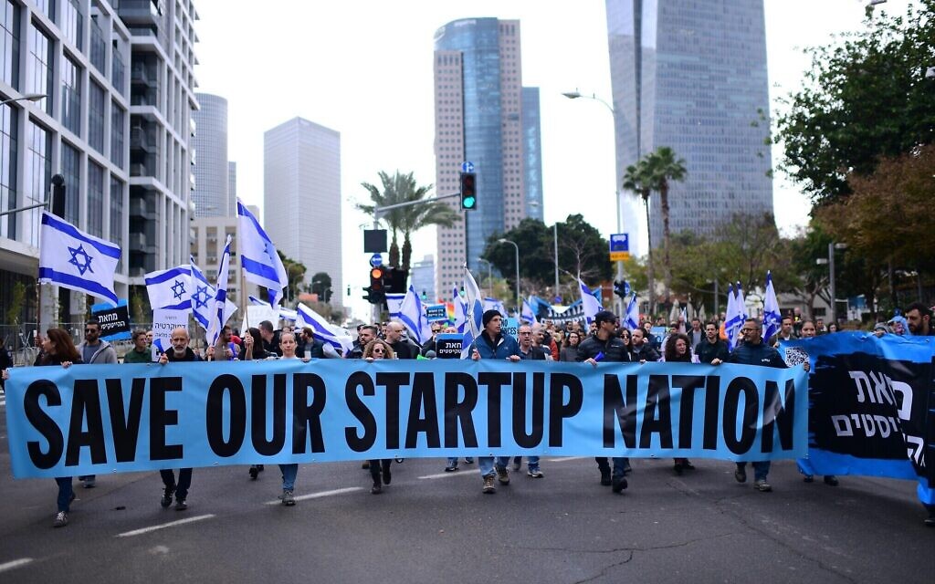 Des employés du secteur de la high-tech défilant à Tel Aviv pour protester contre le projet de remaniement du système judiciaire du gouvernement, le 31 janvier 2023. (Crédit : Tomer Neuberg/Flash90)