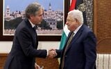 Le président de l'Autorité palestinienne Mahmoud Abbas (R) et le secrétaire d'État américain Antony Blinken se serrent la main après leur rencontre dans la ville de Ramallah, en Cisjordanie, le 31 janvier 2023. (Crédit : Ronaldo Schemidt/Pool/AFP)
