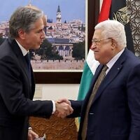Le président de l'Autorité palestinienne Mahmoud Abbas (R) et le secrétaire d'État américain Antony Blinken se serrent la main après leur rencontre dans la ville de Ramallah, en Cisjordanie, le 31 janvier 2023. (Crédit : Ronaldo Schemidt/Pool/AFP)