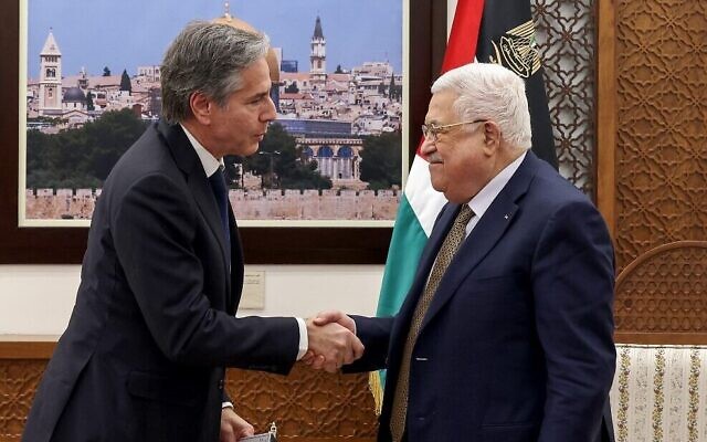 Le président de l'Autorité palestinienne Mahmoud Abbas , à droite, et le secrétaire d'État américain Antony Blinken se serrant la main après leur rencontre dans la ville de Ramallah, en Cisjordanie, le 31 janvier 2023. (Crédit : Ronaldo Schemidt/Pool/AFP)