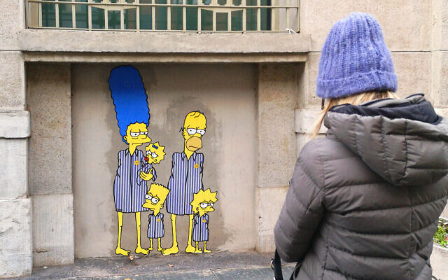 L'artiste AleXsandro Palombo a peint plusieurs personnages de la série "Les Simpson" représentés en tant que victimes de la Shoah sur les murs de la gare centrale de Milan. (Autorisation de Palombo via JTA)