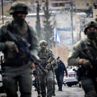 La police sur les lieux d'un attentat terroriste à Jérusalem, le 28 janvier 2023. (Crédit : Yonatan Sindel/Flash90)