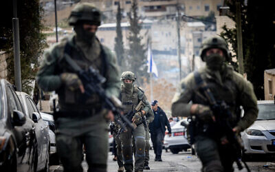 La police sur les lieux d'un attentat terroriste à Jérusalem, le 28 janvier 2023. (Crédit : Yonatan Sindel/Flash90)