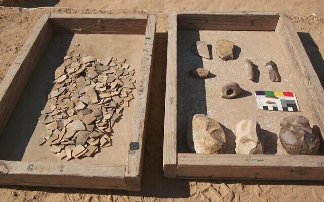 Les découvertes en silex faites pendant les fouilles. A gauche : des morceaux de coquille des œufs d'autruche découverts pendant les fouilles réalisées dans les dunes de Nitzana, dans le sud d'Israël. (Crédit : Emil Aladjem/Israel Antiquities Authority)