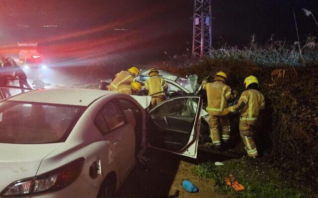 Des secouristes tentent de libérer des passagers coincés dans un véhicule après une collision mortelle dans le nord d'Israël, le 13 janvier 2023 (Crédit : Service d’incendie et de secours)