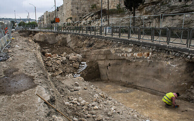Les fouilles le long de la rue Sultan Suleiman à Jérusalem. (Crédit : Yoli Schwartz/Israel Antiquities Authority)