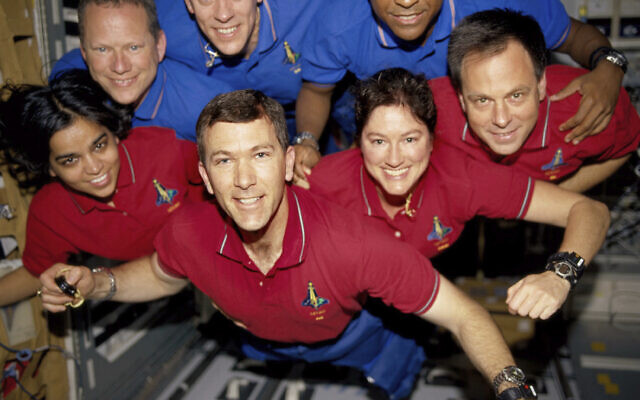 Cette photo non datée publiée en juin 2003 et fournie par la NASA montre des membres d'équipage de la mission STS-107 à bord de la navette spatiale Columbia. Le 1er février 2003, les sept membres d'équipage sont morts lorsque la navette s'est désintégrée lors de son retour sur Terre, dans l'est du Texas. À partir de la gauche (rangée du bas), portant des chemises rouges (la couleur de leur mission), se trouvent le spécialiste de mission Kalpana Chawla, le commandant Rick D. Husband, le commandant de mission Laurel B. Clark et le spécialiste israélien de charge utile Ilan Ramon. À partir de la gauche (rangée du haut), portant des chemises bleues, se trouvent le spécialiste de mission David M. Brown, le pilote William C. McCool, et le commandant de charge utile Michael P. Anderson. (Crédit : NASA via AP)