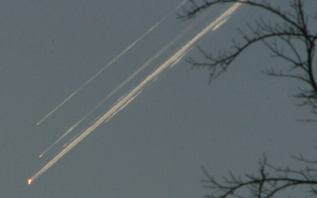 Des débris de la navette spatiale Columbia traversent le ciel du Texas, vus depuis Dallas, le 1er février 2003. (Crédit : Jason Hutchinson/AP)