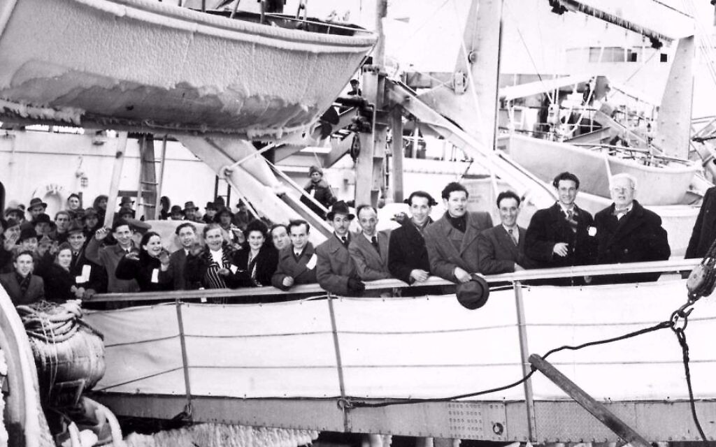 Illustration : Des immigrants juifs venus de camps de personnes déplacées arrivent à Halifax, en Nouvelle-Écosse, de Braemanhaven, en Allemagne, à bord du General Sturgis le 6 février 1948. Bon nombre des personnes photographiées se sont finalement établies à Montréal. (Avec la permission des Archives juives de l’Ontario)