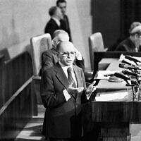 Menachem Begin, alors premier ministre, lors d'un débat à la Knesset le 20 mars 1979. (Crédit : Max Nash/AP)