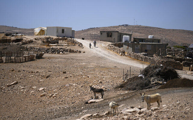 L’un des villages de Masafer Yatta, en Cisjordanie, le 26 juin 2022. (Crédit : AP Photo/Majdi Mohammed)
