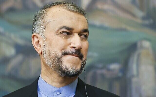 Le ministre iranien des Affaires étrangères, Hossein Amir-Abdollahian, écoute la question d'un journaliste lors d'une conférence de presse à Moscou, en Russie, le 31 août 2022. (Crédit : Maxim Shemetov/Pool Photo via AP)