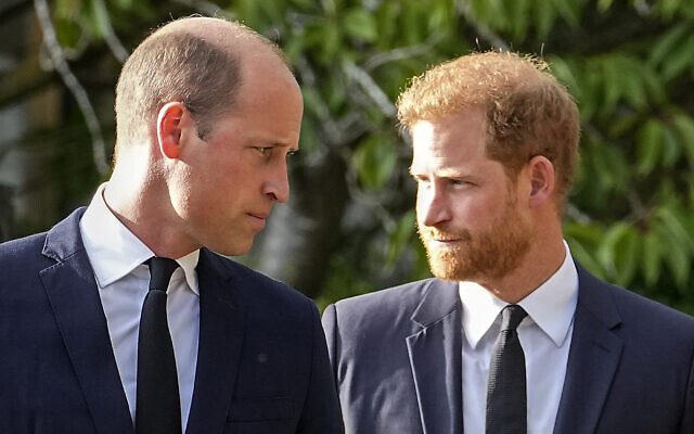Le prince William, à gauche, et le prince Harry marchent l'un à côté de l'autre après avoir vu les hommages floraux pour la défunte reine Elizabeth II devant le château de Windsor, à Windsor, en Angleterre, le 10 septembre 2022. (Crédit : AP Photo/Martin Meissner)