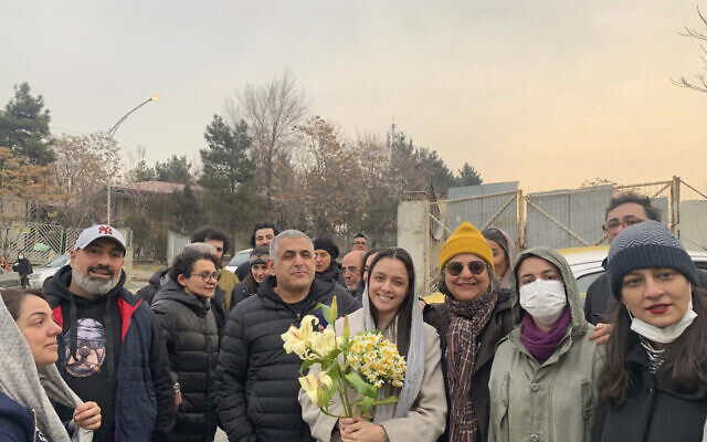 L'actrice iranienne Taraneh Alidoosti, au centre, tient des fleurs alors qu'elle pose pour une photo en compagnie de ses amis après avoir été libérée de la prison Evin à Téhéran, le 4 janvier 2023. (Crédit :  Gisoo Faghfouri, Sharghdaily, via AP)