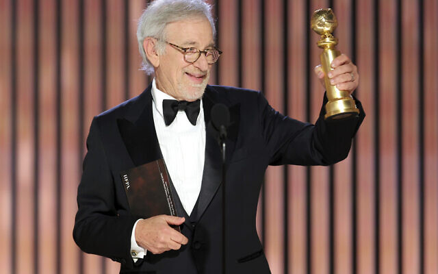 Steven Spielberg acceptent le prix du meilleur réalisateur pour "The Fabelmans" lors de la 80e cérémonie annuelle des Golden Globes à l'hôtel Beverly Hilton, le 10 janvier 2023, à Beverly Hills, en Californie. (Crédit : Rich Polk/NBC via AP)