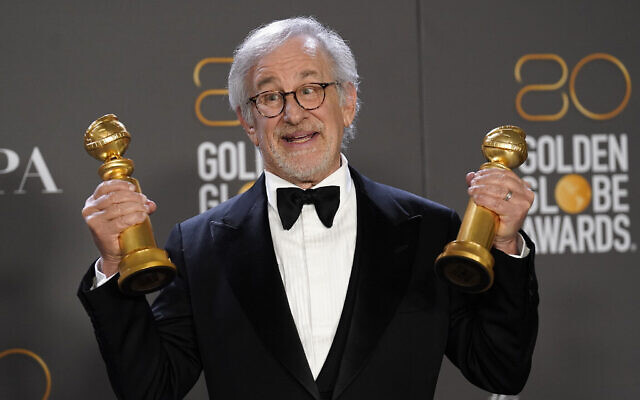 Steven Spielberg dans la salle de presse avec les prix du meilleur réalisateur d'un film et du meilleur film dramatique pour "Les Fabelmans" lors de la 80e cérémonie annuelle des Golden Globes à l'hôtel Beverly Hilton de Beverly Hills, en Californie, le 10 janvier 2023. (Crédit : Chris Pizzello/Invision/AP)