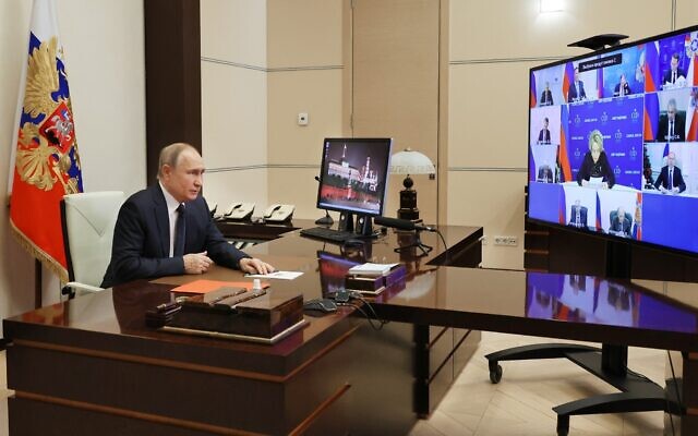 Le président russe Vladimir Poutine lors d'une réunion du Conseil de sécurité par visioconférence à la résidence Novo-Ogaryovo, aux abords de Moscou, en Russie, le 20 janvier 2023. (Crédit :  Mikhail Klimentyev, Sputnik, Kremlin Pool Photo via AP)