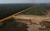 Une zone de forêt en feu près d'une zone d'exploitation forestière dans la région de l'autoroute Transamazonica, dans la municipalité de Humaita, dans l'état d'Amazonas, Brésil, le 17 septembre 2022. (Crédit : AP Photo/Edmar Barros, file)