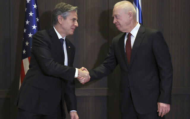 Le secrétaire d'État américain Antony Blinken, à gauche, serre la main du ministre de la Défense Yoav Gallant à Jérusalem, le 31 janvier 2023. (Crédit : Ronaldo Schemidt/Pool Photo via AP)