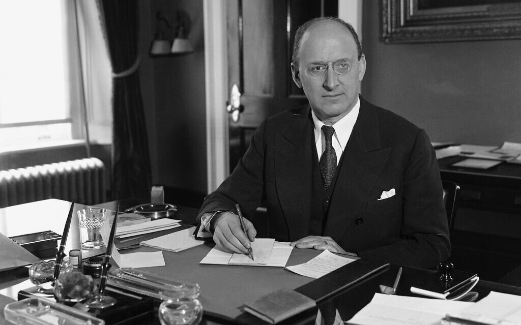Henry Morgenthau, Jr., originaire de New York et Secrétaire du Trésor, se trouve à son bureau de Washington, le 1er janvier 1934, où il vient de prendre ses fonctions au sein de la direction de la politique financière du gouvernement. (Crédit : AP photo)