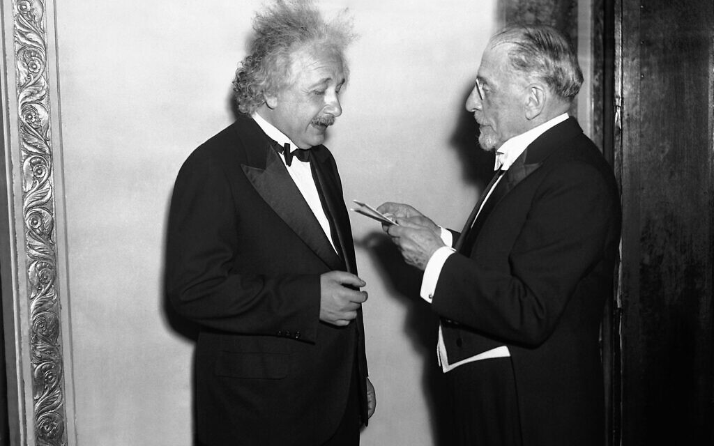 Albert Einstein, à gauche, et Henry Morgenthau Sr., ex-ambassadeur des États-Unis en Turquie, à New York le 13 mai 1935, lors d’un dîner organisé pour recueillir des fonds pour l’aide aux enfants des réfugiés juifs allemands. (Crédit : AP Photo/Anthony Camerano)