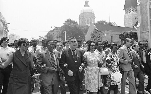 Plusieurs milliers de manifestants devant le Capitole en Georgie avec (à partir du 2e à gauche) le révérend .J. E. Lowery, président du Board of the Southern Christian leadership Conference; Leonard Woodcock, président du syndicat United Auto Workers Union; Coretta King, épouse du leader des droits civils assassiné Martin Luther King Jr., le révérend Ralph Abernathy, président du SCLC, et sa femme, le sénateur George McGovern (D-S.D.) et le maire d'Atlanta Sam Massell Jr., le 23 mai 1970. (Crédit :  AP Photo)