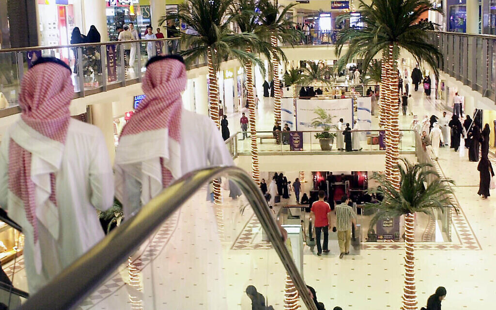 Des Saoudiens déambulent dans un centre commercial à Riyad, en Arabie saoudite, le 31 octobre 2003. La vie nocturne est intense pendant le mois sacré du Ramadan, lorsque les familles se rendent dans les centres commerciaux et restaurants ou rendent visite à leurs proches après le jeûne. (Crédit : AP Photo/Hasan Jamali)