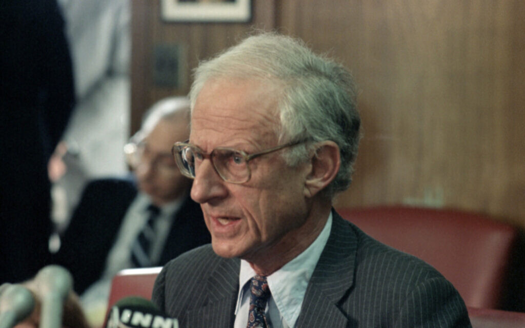 Robert Morgenthau, alors procureur général de Manhattan, lors d’une conférence de presse à New York le 27 mars 1985. (Crédit : AP Photo/Marion Suriani)