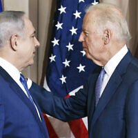 Le Premier ministre Benjamin Netanyahu, à gauche, et le vice-président américain Joe Biden avant une réunion organisée en marge du Forum économique de Davos, en Suisse, le 21 janvier 2016. (Crédit : AP Photo/Michel Euler)