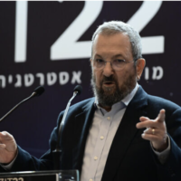 Illustration : L'ex- Premier ministre Ehud Barak prend la parole lors d'une conférence de l'Institut Gazit, à Tel Aviv, le 5 novembre 2022. (Crédit : Tomer Neuberg/Flash90/Dossier)