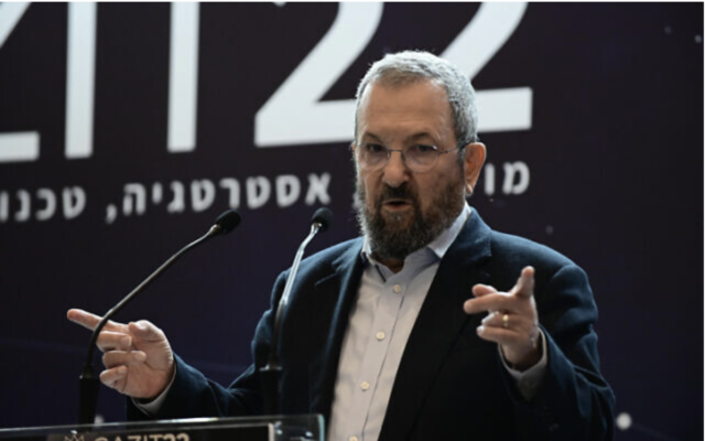 L'ex- Premier ministre Ehud Barak prend la parole lors d'une conférence de l'Institut Gazit, à Tel Aviv, le 5 novembre 2022. Illustration (Crédit : Tomer Neuberg/Flash90/Dossier)
