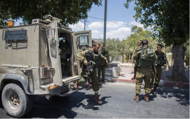 Illustration : Des soldats israéliens près de la scène d'une attaque à l'arme blanche près d'un point de contrôle entre Jérusalem et la ville de Bethléem en Cisjordanie, le 29 juin 2015. (Crédit : Yonatan Sindel/Flash90/Dossier)