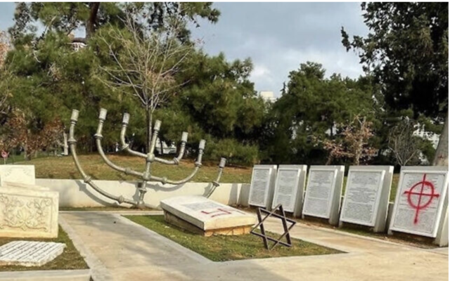 Le mémorial de la Shoah vandalisé à l'université Aristote de Thessalonique, en Grèce, le 27 décembre 2022. (Crédit : Conseil central des communautés juives de Grèce/JTA)