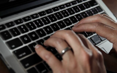 Une personne tape sur le clavier d'un ordinateur portable, le 19 juin 2017. (Crédit : Elise Amendola/AP)