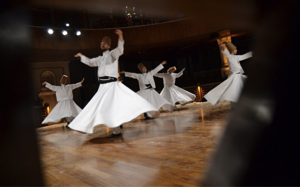 Des derviches tourneurs lors d'une cérémonie Sama commémorant le 749e anniversaire de la mort du mystique soufi islamique Rumi, au centre culturel Irfa de Konya, en Turquie, le 17 décembre 2022. (Crédit : Tobias Siegal/Times of Israel)