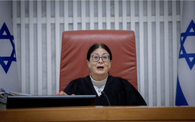 La juge en chef de la Cour suprême, Esther Hayut, lors d'une audience pour un recours déposé demandant l'évacuation de l'avant-poste illégal de Homesh, le 2 janvier 2023. (Crédit : Yonatan Sindel/Flash90)