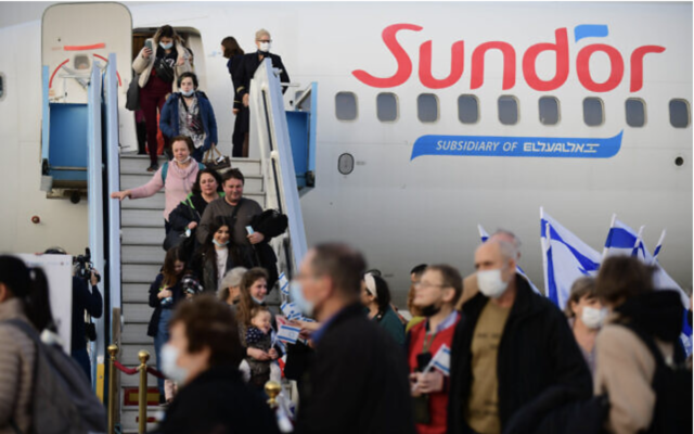 Des immigrants juifs fuyant la guerre en Ukraine arrivant à l'aéroport Ben Gurion près de Tel Aviv, le 6 mars 2022. (Crédit : Tomer Neuberg/FLASH90)