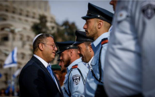 Le ministre de la Sécurité nationale, Itamar Ben Gvir lors de sa cérémonie de passation de pouvoirs en présence du ministre sortant, Omer Barlev, à Jérusalem, le 1er janvier 2023. (Crédit : Olivier Fitoussi/Flash90)