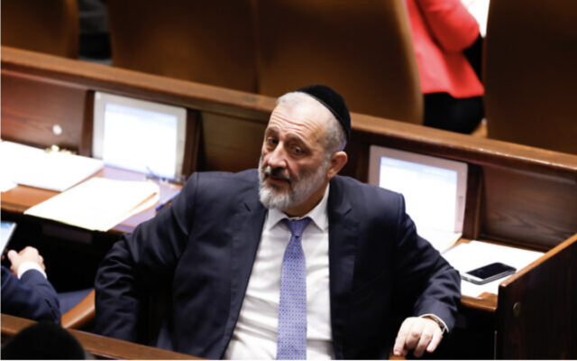 Le leader du parti Shas, le député Aryeh Deri, lors d'un vote à la Knesset, à Jérusalem, le 28 décembre 2022. (Crédit : Olivier Fitoussi/Flash90)