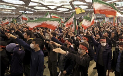 Des Iraniens lors d'une cérémonie de commémoration marquant le troisième anniversaire de l'assassinat par les États-Unis du commandant en chef des Gardiens de la révolution iraniens, Qassem Soleimani et du commandant irakien, Abu Mahdi al-Muhandis, à Téhéran, le 3 janvier 2023. (Crédit : Atta Kenare/AFP)