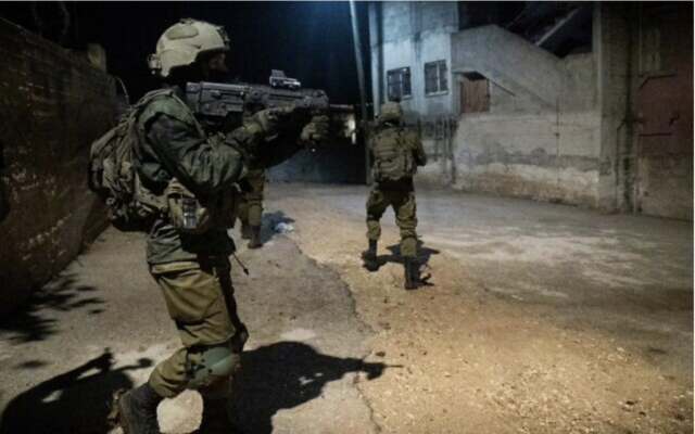 Des troupes israéliennes opérant en Cisjordanie, à l'aube du 4 janvier 2023. (Crédit : Armée israélienne)