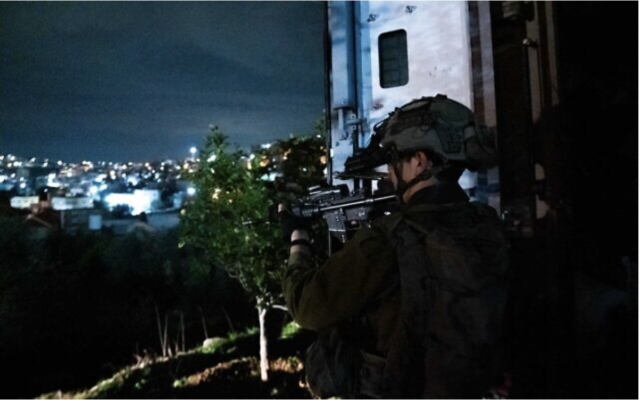 Des troupes israéliennes opérant en Cisjordanie, à l'aube du 4 janvier 2023. (Crédit : Armée israélienne)