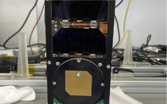 Le nanosatellite de 20 cm mis au point par l'université de Tel Aviv. (Crédit : Université de Tel Aviv)